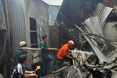 Bình gas phát nổ giữa hỏa hoạn, 6 căn nhà bị cháy
