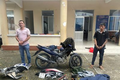 Truy bắt 2 đối tượng dùng súng điện tự chế uy hiếp, cướp tài sản