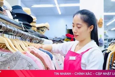 Cửa hàng thời trang 'mòn mỏi' chờ đông