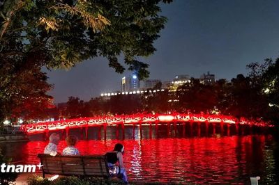 Khám phá nhịp sống về đêm quanh hồ Hoàn Kiếm