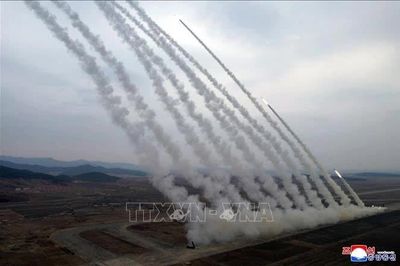 Triều Tiên trình diễn tên lửa, bệ phóng rocket và UAV mới