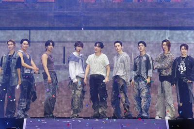 Fan gửi xe tải biểu tình phản đối vũ công phụ họa của SEVENTEEN