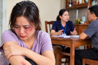 Chồng thường xuyên đánh vợ, hòa giải không hiệu quả: Người vợ cần làm gì?