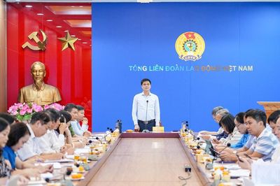 Bàn giải pháp định hướng công tác tư tưởng cho công nhân trong bối cảnh mới