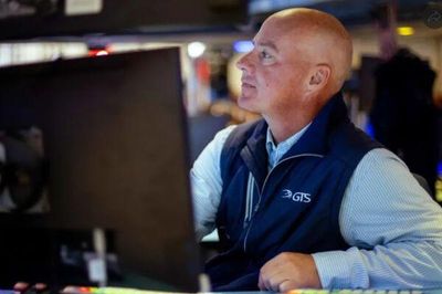 Dow Jones bay 100 điểm, S&P 500 đứt chuỗi tăng khi cổ phiếu Alphabet rơi tự do