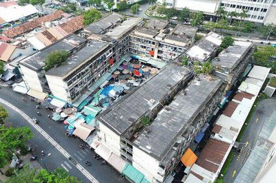 Hơn 8.500 căn hộ tại 64 chung cư cũ ở TP HCM thuộc diện phải tháo dỡ