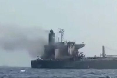 3 tàu chở dầu bốc cháy do trúng thủy lôi tại eo biển Hormuz