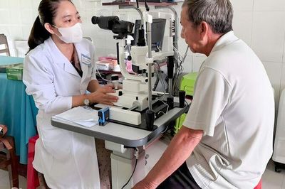 Hơn 200 người dân Ba Chúc được khám mắt, cấp thuốc miễn phí