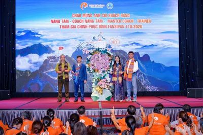 Fansipan thu hút đông đảo du khách chinh phục bằng đường bộ