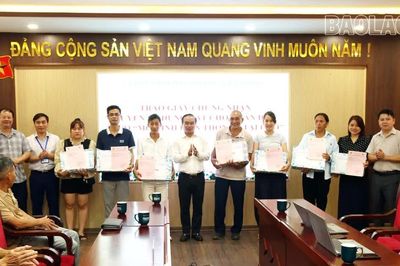 Phường Cam Đường trao 7 giấy chứng nhận quyền sử dụng đất cho các hộ dân theo “Mô hình liên thông 5 tại chỗ”