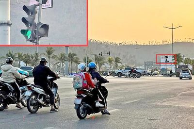 Qua ngã tư khi đèn tín hiệu chập chờn có bị phạt?