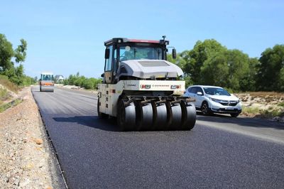Đường ven biển hơn 1.600 tỷ đồng ở Quảng Trị tăng tốc thảm nhựa, về đích cuối năm