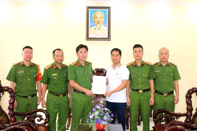 Trên đường đi làm về, cán bộ công an cứu giúp cháu bé bị tai nạn giao thông ở Ninh Bình