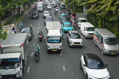 Tài xế còn lúng túng ngày đầu tổ chức lại giao thông quanh sân bay Tân Sơn Nhất