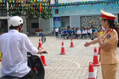 Hà Nội: CSGT dạy kỹ năng lái xe cho hàng trăm người dân, nhiều người có GPLX vẫn muốn học