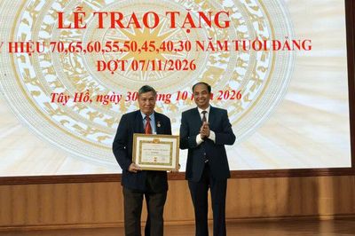 Hà Nội: Phường Tây Hồ trao tặng Huy hiệu Đảng cho 110 đảng viên từ 30 đến 70 tuổi Đảng đợt 07-11
