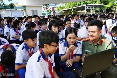 Lan tỏa chiến dịch 'Không một mình' đến người trẻ