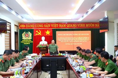 Thứ trưởng Lê Văn Tuyến kiểm tra công tác tại Trại giam Hoàng Tiến