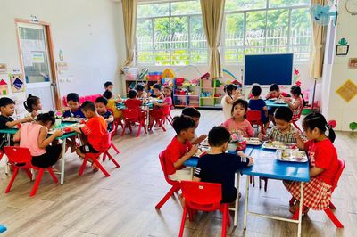 Đề xuất 'giám sát không được cản trở tổ chức bữa ăn bán trú': Phụ huynh nói gì?