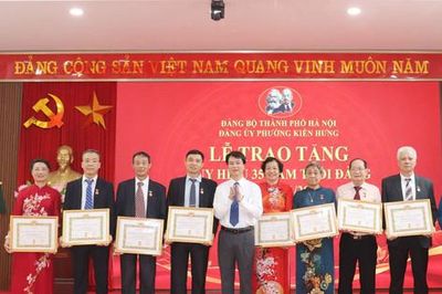 Phường Kiến Hưng trao Huy hiệu Đảng tặng 153 đảng viên
