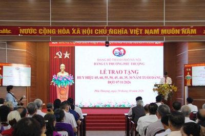 Phường Phú Thượng trao tặng Huy hiệu Đảng cho 220 đảng viên