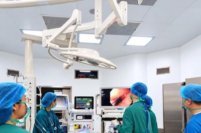 Đau họng sau khi ăn mì tôm, bác sĩ phát hiện lưỡi lam trong thực quản