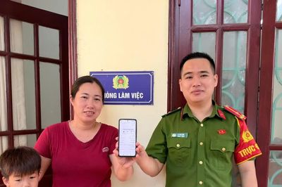 Nhận 230 triệu đồng lúc nửa đêm, người phụ nữ ở Hà Nội tìm đến công an...
