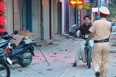 Hà Nội tăng cường xử lý xe máy đi trên vỉa hè