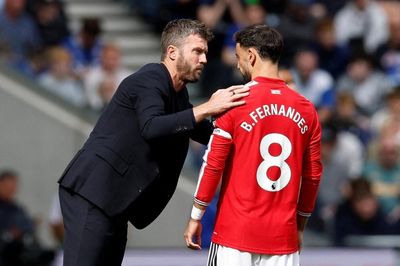 Thái độ trái ngược của CĐV MU với Carrick và các học trò