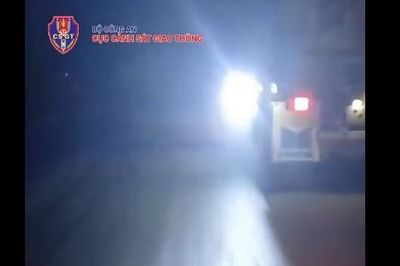 Tài xế xe tải bị phạt tiền triệu, giam bằng vì lắp thêm đèn 2 bên