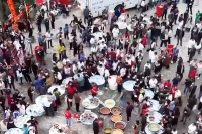 Hơn 2.000 người xa lạ dự đám cưới chú rể mồ côi ở Trung Quốc