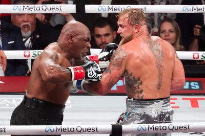 Mike Tyson vô địch thế giới ở tuổi 20 sau cú sốc mất người thầy