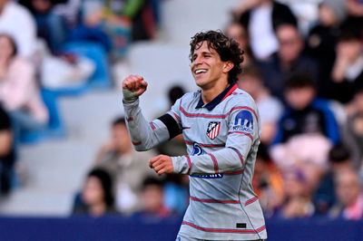 Atletico Madrid chiếm ngôi đầu của Barcelona