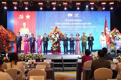 Bệnh viện Tim Hà Nội đón nhận Huân chương Lao động Hạng Nhì, mở màn 'kỉ nguyên đột phá trong tim mạch'