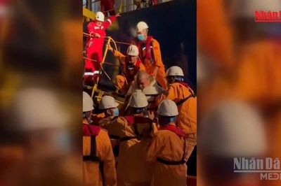 [Video] Cứu nạn thành công thuyền viên tàu nước ngoài có nguy cơ nhồi máu cơ tim vào bờ cấp cứu