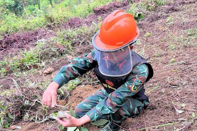 Dò gỡ mìn giữa rừng biên giới