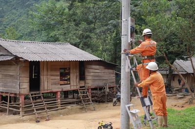 Đưa điện lưới quốc gia đến 100% hộ dân bản Lòm - K. Chăm