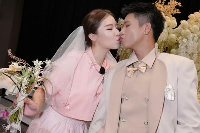 Sau 14 năm yêu nhau kín tiếng, nam ca sĩ này công khai bạn gái theo cách không ngờ, thu hút hàng triệu người xem