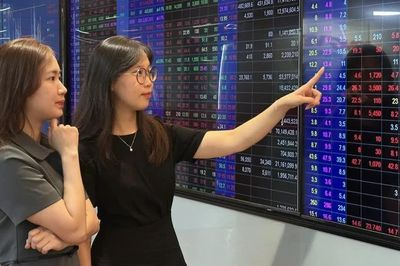 [SPOTLIGHT] Ngành ngân hàng, chứng khoán giảm gần 1.400 nhân sự quý III