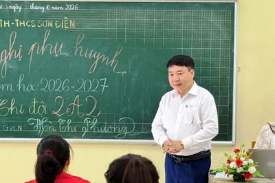 Hiệu trưởng vượt đường rừng vào bản họp phụ huynh
