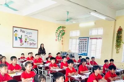 Cô giáo khơi gợi hứng thú học tiếng Anh trong lớp hòa nhập