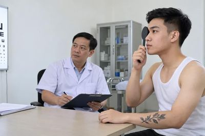 Cận đúng 1,5 diop, có hình xăm: Trường hợp nào được nhập ngũ?