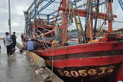 Ngư dân ngã vào tời, gãy tay rồi tử vong trên biển