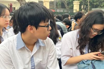 Con ôm máy tính cả tối, phụ huynh lo quá lệ thuộc AI