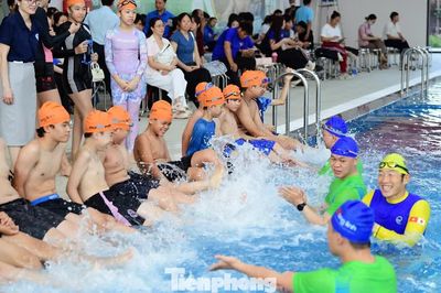 Chuyên gia Nhật chỉ cách biến quần áo thành phao, phòng chống đuối nước