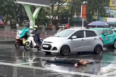 Công an xác minh, người đàn ông nằm giữa đường
