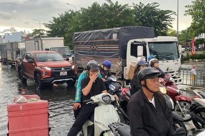 Mưa kèm gió giật, sấm chớp chiều cuối tuần ở TPHCM