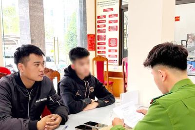 Triệu tập hai thanh niên bị phản ánh giả danh công an, dùng bình xịt hơi cay đe dọa người dân