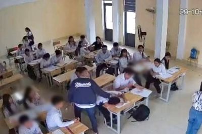 Nam sinh lớp 10 bị bạn đánh, tát liên tiếp trong lớp học