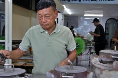 Quán bánh thủ công 46 năm tuổi ở TPHCM, chủ trộn bột phải xem thời tiết